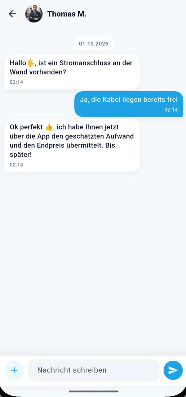 Chat in CleverFix: Ein Elektriker fragt, ob ein Stromanschluss vorhanden ist, und teilt mit, dass er Aufwand und Endpreis übermittelt hat